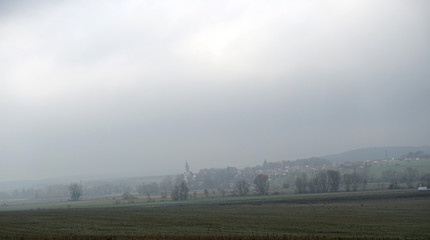 village dans la brume