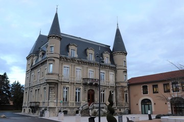 Obraz premium Mairie de la commune de Bourgoin Jallieu - Département de l'Isère - Région Rhône Alpes - France - Vue extérieure