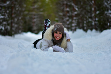 Fototapeta na wymiar Beautiful girl in the winter frosty forest