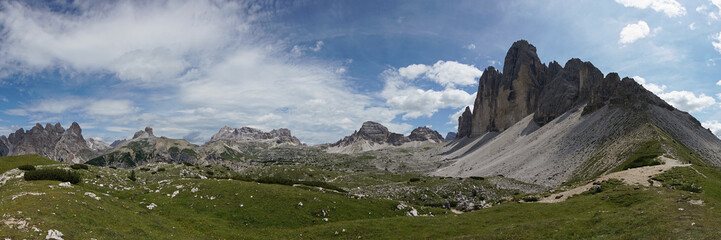 Fototapeta na wymiar Panoramic picture of Tre Cime di Lavaredo in the Dolomites