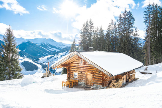 Winterlandschaft und eine urige Berghütte