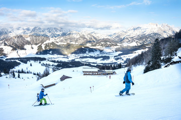 Fototapeta na wymiar skifahrer in fieberbrunn skigebiet