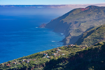 Obraz premium La Palma: Wanderung am Barranco Fagundo im Norden - spektakuläre Aussicht auf die Küste
