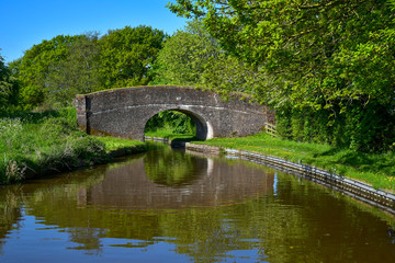 Fototapeta na wymiar Old Man´s bridge No 38 over the Llangollen Canal near Whitchurch in Shropshire, UK