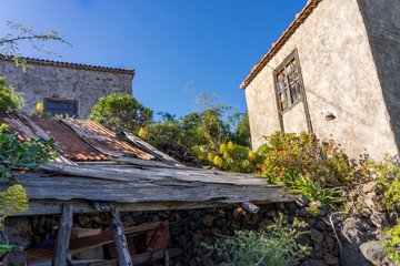 Fototapeta na wymiar La Palma: Wanderung am Barranco Fagundo im Norden - das ursprünglich, schöne Dorf El Tablado: altes Dach / Haus