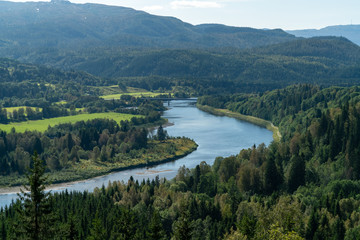 Fluss Landschaft in Norwegen im Sommer 
