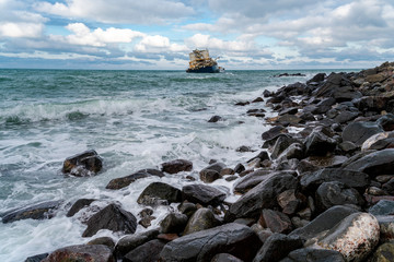 Fototapeta na wymiar sunken ans abandoned ship in sea
