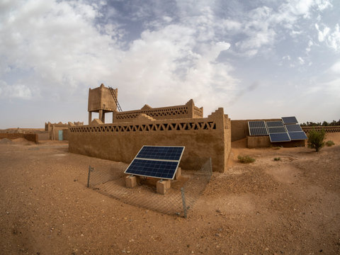 construcci&oacute;n en el desierto generando electricidad con el sol