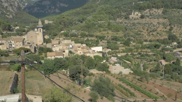 Valdemossa Kloster/Kirche aufnahme vom dorf von oben ins tal