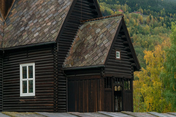 Fototapeta na wymiar Holzkirche in Norwegen mit Wald und in der Natur