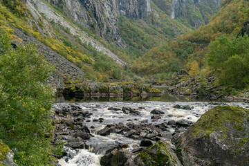 Fluss Landschaft in Norwegen im Sommer 