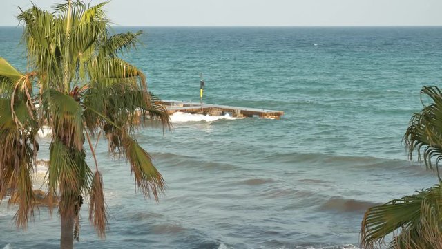 Wellen brechen an einem Steg, Meer T&uuml;rkis, blau, auf Mallorca