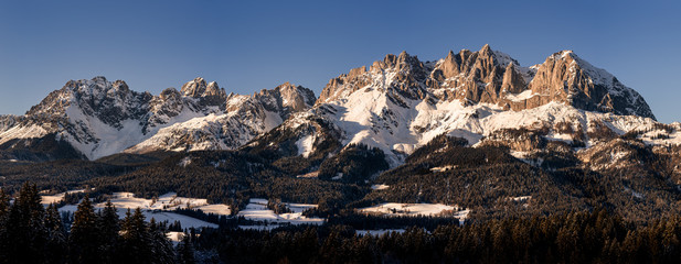 Wilder Kaiser Panorama bei Sonnenuntergang im Winter © Marco Martycz