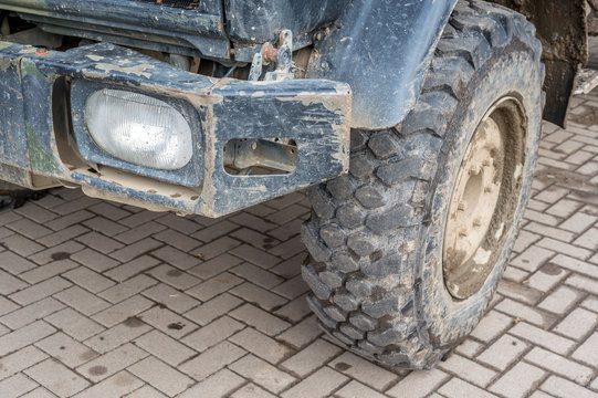 Detaillierte Aufnahme eines zerkratzten und verschmutzten Offroadtrucks mit Sto&szlig;stange und Forderreifen