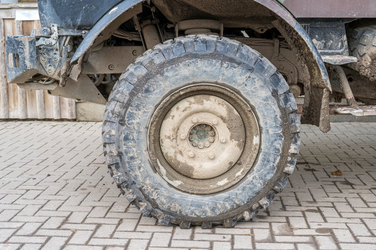 Reifen und Radkasten eines verschmutzten Offroadtrucks