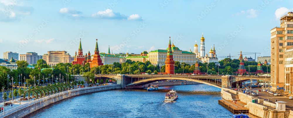 Wall mural Kremlin across Moskva river