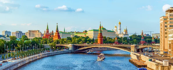  Kremlin over de rivier de Moskva © romanevgenev
