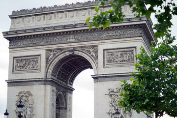 Obraz premium Street level view of Arc de Triomphe from Avenue des Champs-Elysees