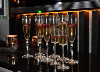 sektgläser mit sekt und granataüfel sammen