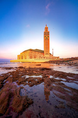 Die Hassan-II.-Moschee ist eine Moschee in Casablanca, Marokko. Es ist die größte Moschee in Marokko mit dem höchsten Minarett der Welt. © gatsi