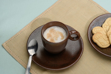 xícara em cerâmica artesanal com cappuccino