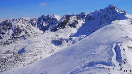 Panorama ze szczytu górskiego na zaśnieżone górskie szczyty © Marcin