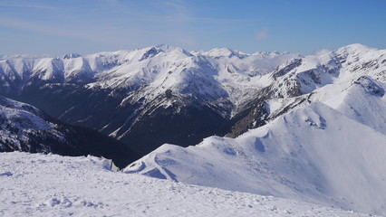 Fototapeta na wymiar Górski krajobraz, widok na zaśnieżone szczyty gór przy ładnej pogodzie