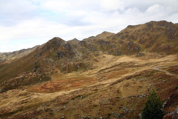 Zillertal in Tirol Blick auf die Zillertaler Alpen und die schneebedeckten Gipfel und Berge im Herbst und Winter. Alpenpanorama in Europa