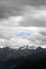 Zillertal in Tirol Blick auf die Zillertaler Alpen und die schneebedeckten Gipfel und Berge im Herbst und Winter. Alpenpanorama in Europa