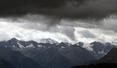 Zillertal in Tirol Blick auf die Zillertaler Alpen und die schneebedeckten Gipfel und Berge im Herbst und Winter. Alpenpanorama in Europa. Gewitterstimmung