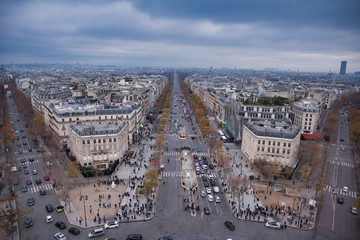 Aussicht auf die Avenue des Champs-Élysées vom Arc de Triomphe (Triumphbogen) in Paris, belebte Einkaufststraße bei bewölktem Himmel in der Winterzeit