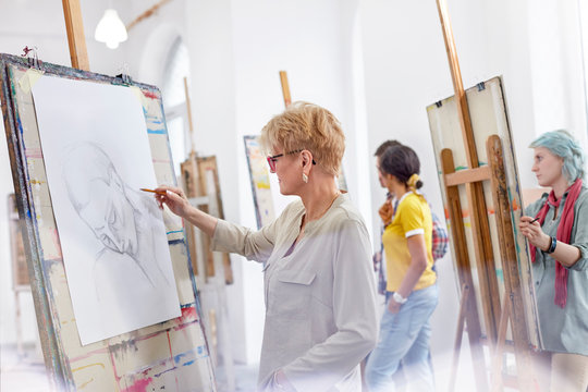 Female artists sketching in art class studio - Powered by Adobe