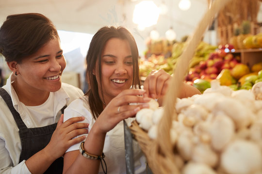 Women looking at garlic at farmer&sbquo;&Auml;&ocirc;s market