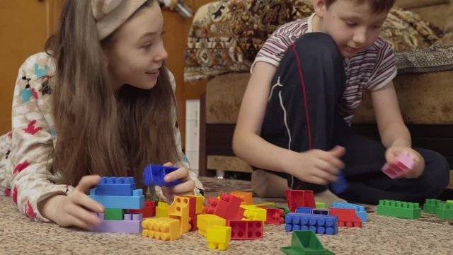 children assemble a color constructor from blocks