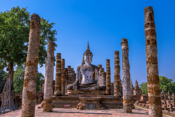 Fototapeta na wymiar Background, the landmark of the Buddhist tourist attraction in Sukhothai Historical Park, tourists all over the world come to see the beauty always in Thailand.