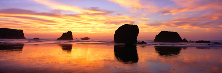 Sea Stacks rock formations, Sunset at Bandon Beach, Oregon