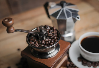 Moulin à café et moulin à café manuel.