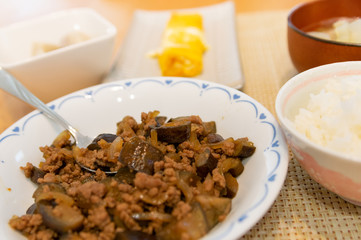 地味な茶色の食卓