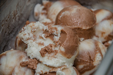 Helado de chocolate y vainilla