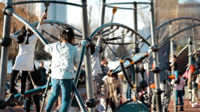 公園で遊ぶ子供たち