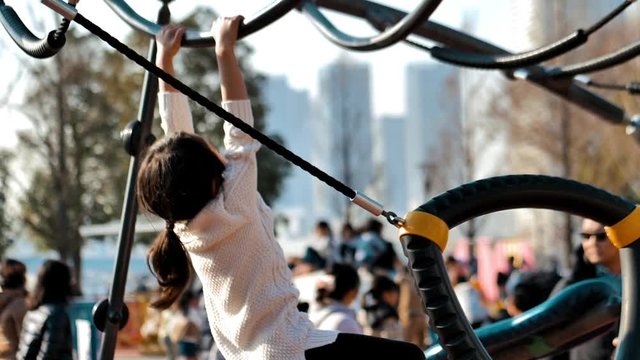 公園で遊ぶ子供たち