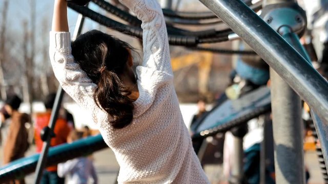 公園で遊ぶ子供たち