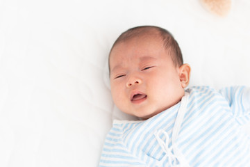 泣いている赤ちゃん