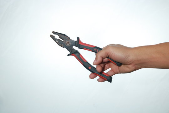 hand with pliers