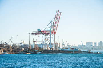 Obraz premium Large industrial cranes for loading onto ships in a seaport.