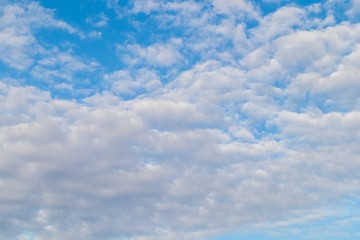 Obraz premium Blue sky and large clouds that are overcast