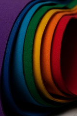 Tela gruesa de colores formando un arco iris con sombras oscuras, lineas y figuras, perfectas para textos he industria textil Dia del orgullo day