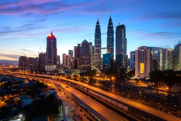 Fotobehang Kuala Lumpur-stadswolkenkrabber en snelwegstraat met mooie hemelzonsopgang in het zakendistrict van de binnenstad in Kuala Lumpur. Maleisië. Toerisme in Maleisië, het moderne stadsleven of zakelijke financiën en economie © ake1150