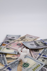 ドル札の上に乗って喜ぶ人　縦位置　白背景