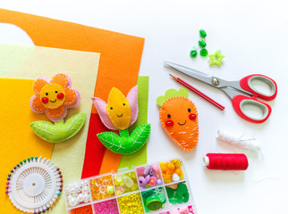 Obraz premium Carrot and flower made of felt.